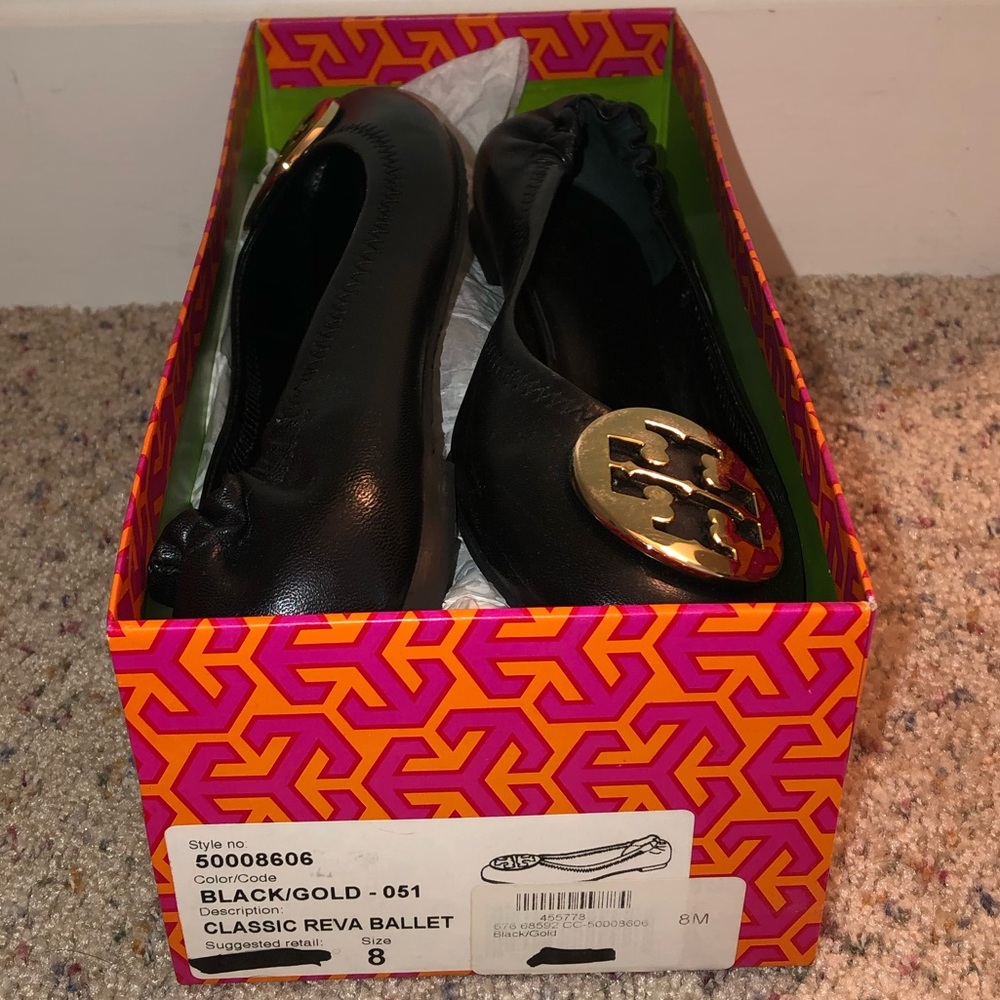Beautiful Tory Burch black leather flats with gold detail!! Sz 8